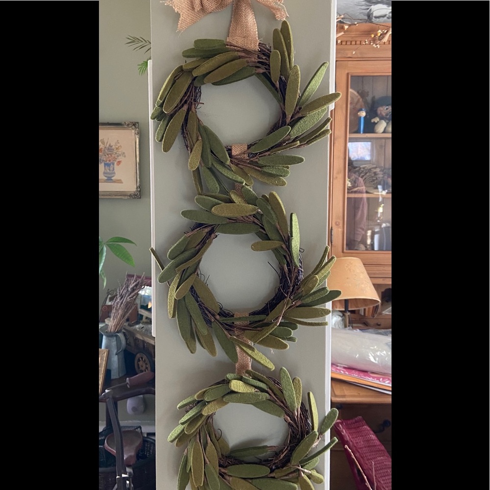 Hanging triple wreath
